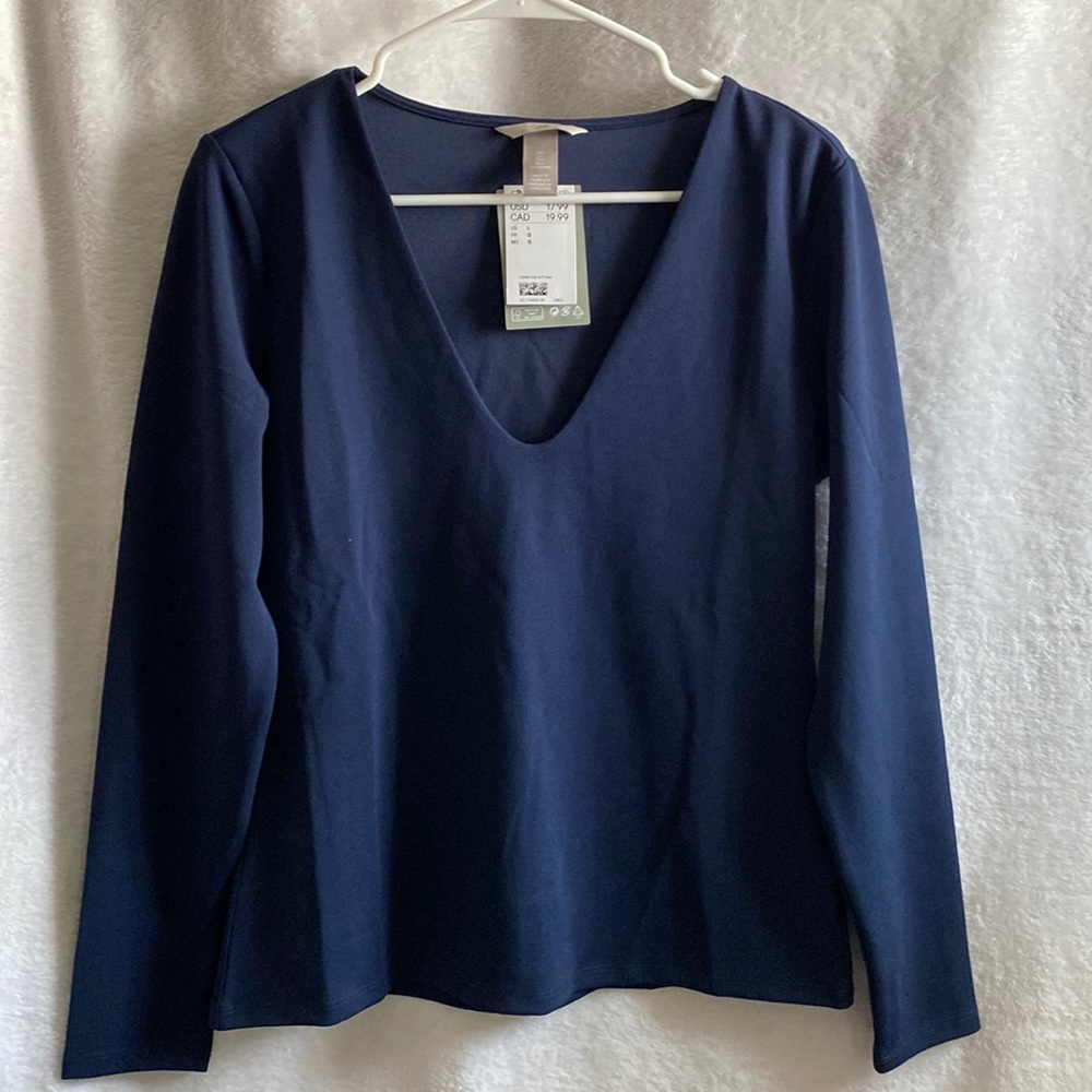 H&M v-neck long sleeve shirt (size L)